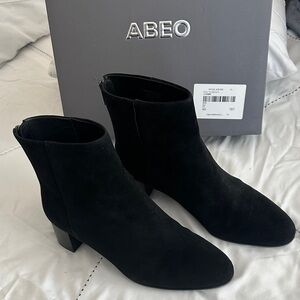 ABEO Plaza Backzip Black Suede Ankle Booties Size 8.5
